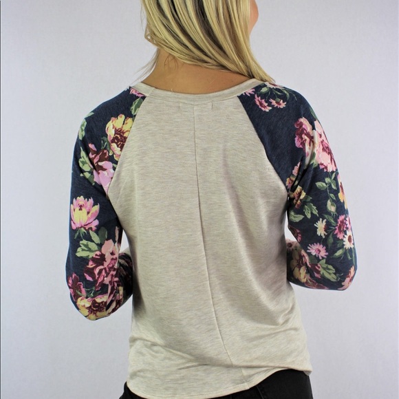 LAST ONE!! Floral sleeve top with front pocket - Picture 2 of 2